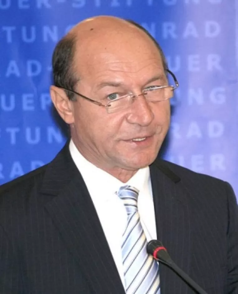 Basescu spune ca nu trebuie acuzate sistemele, ci curatate