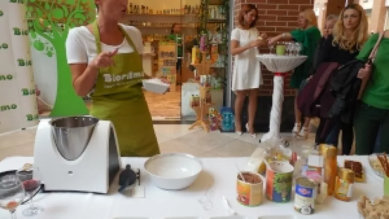 Carmen Negoita s-a distrat si a gatit dulciuri sanatoase la magazinul Bioritmo