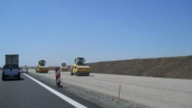 Circulatia pe tronsonul de 14 km din A2 : Macarale, excavatoare, camioane cu moloz si mult praf