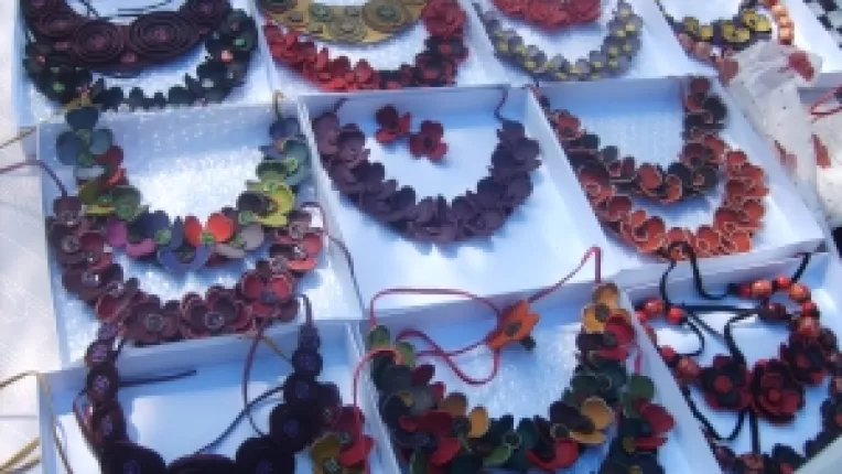 Coliere din piele colorata, la standul Luminitei Popescu din Calarasi, la targul Piata Taraneasca si Mester(Esti!)