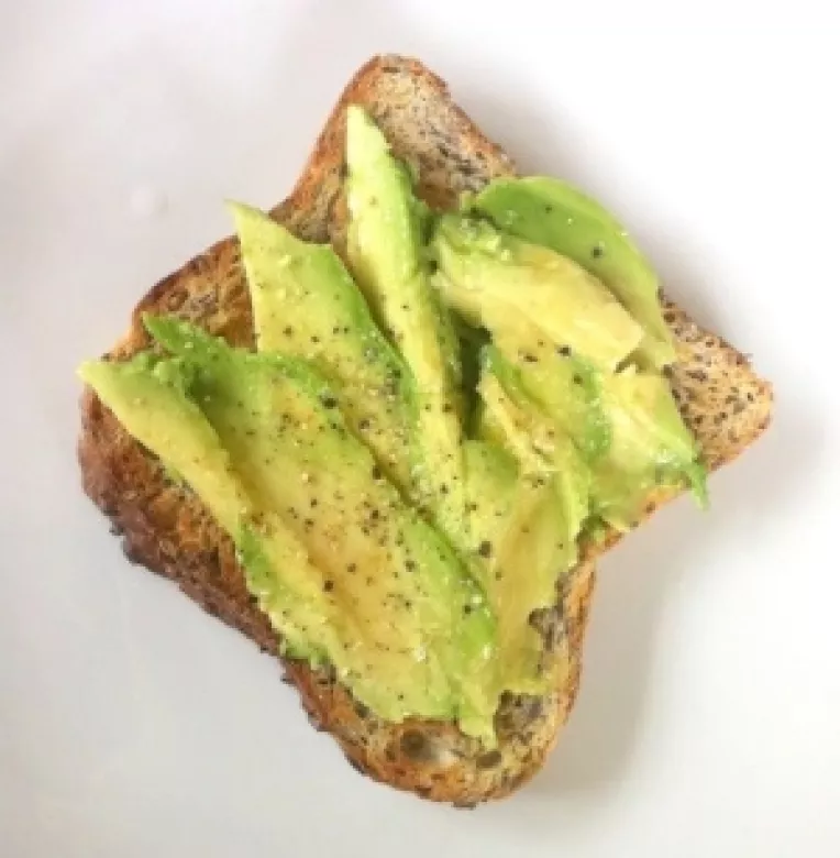 Desi este un fruct, AVOCADO se consuma ca fel de mancare si nu ca desert sau gustare dulce