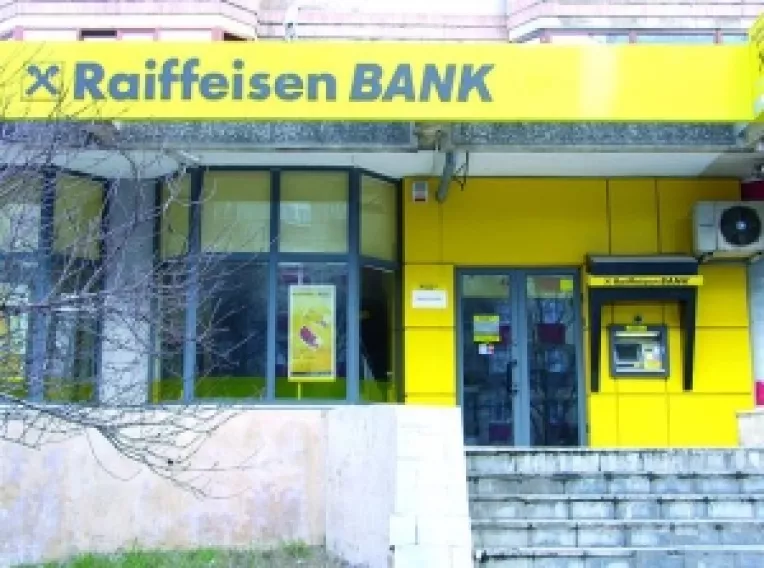 Dupa ce ca isi invita talharii sa le fure banii, la Raiffeisen, nesimtirea angajatilor nu are limite