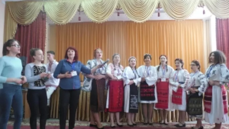 Fetele din Ansamblul Florile Baraganului din Calarasi le-au oferit carti elevilor de la Liceul Vasile Alecsandri din Chisinau