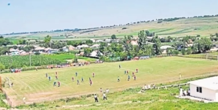 In satul in care s-a nascut Eminescu nu sunt strazi asfaltate si apa curenta, dar primaria construieste un stadion care costa 200.000 de euro