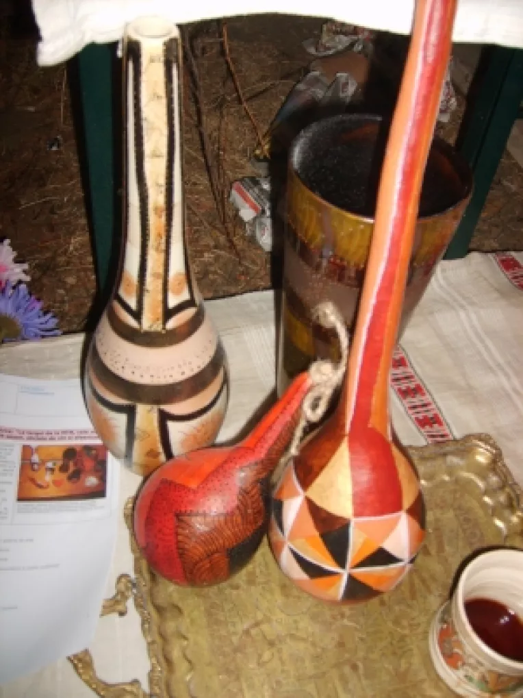 Nicoleta Simona Vaduva, la targul Piata Taraneasca: "Tartacute pictate manual, cu elemente din Cucuteni si din arta populara!"