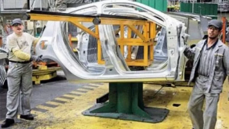 Salariatii din industrie, pe lista neagra a disponibilizarilor