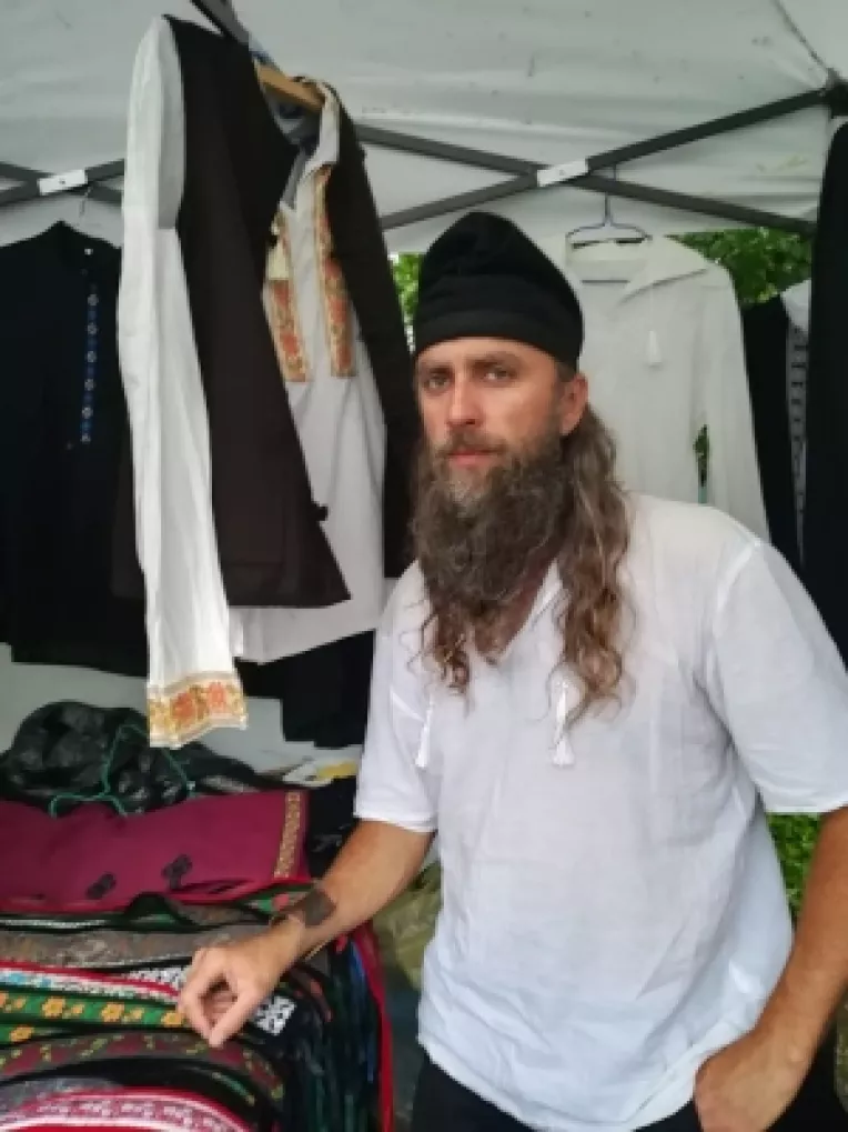 Silviu Batariuc de la Arta pentru suflet: Tricouri de bumbac barbatesti, cu gluga, cusme de dac si sacouri cu motive neo-populare