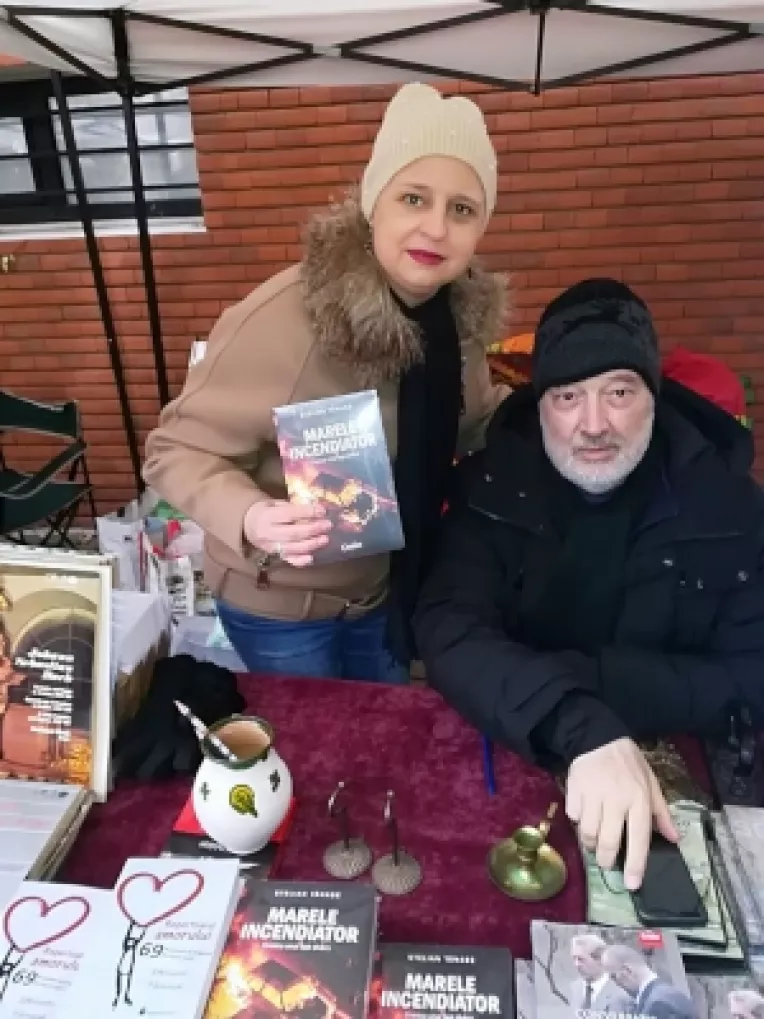 Stelian Tanase are propriul stand la targul de Craciun de la MTR si e fascinat de lumea anticarilor