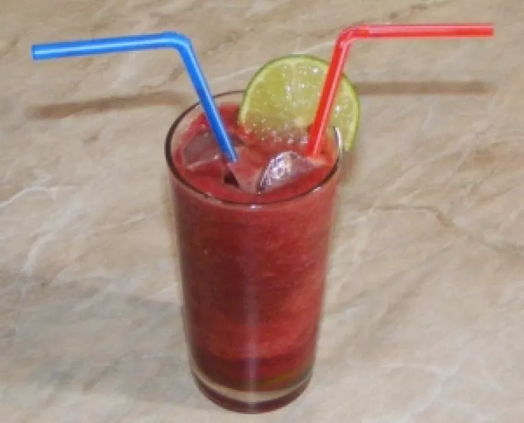 Un remediu miraculos: Sucul revitalizant cu sfecla rosie,  morcov,  telina, rosii si mere